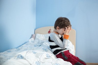 كيف نساعد الطفل على التعامل مع القلق والتوتر والنوم جيداً