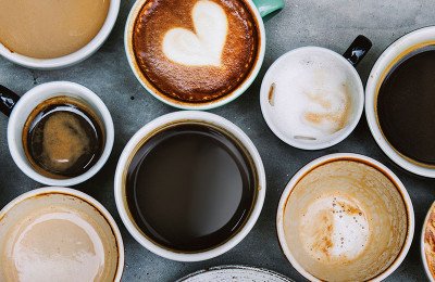 أنواع مشروبات القهوة المختصة وكيفية تحضيرها كالمقاهي