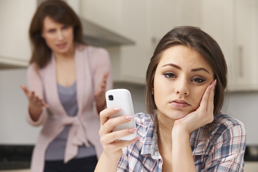 10 عبارات عليكم تجنب قولها لطفلكم المراهق