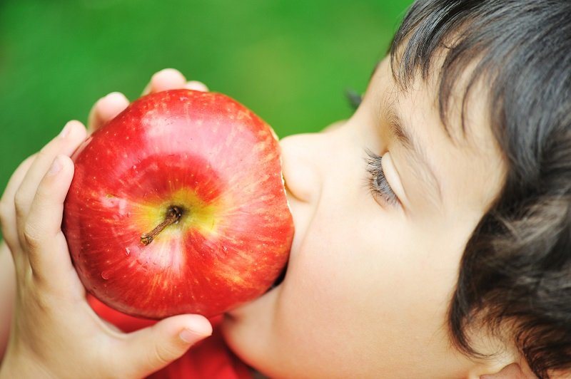 9 أطعمة تسبب الإمساك عند الأطفال الصغار