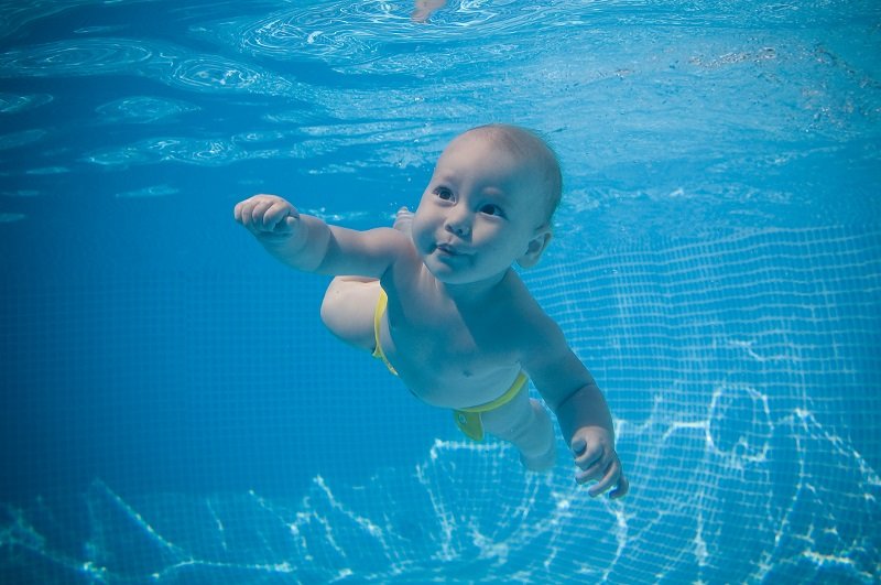 أسباب وفوائد مهمة ستدفعك لتعليم أطفالك السباحة في عمر مبكر