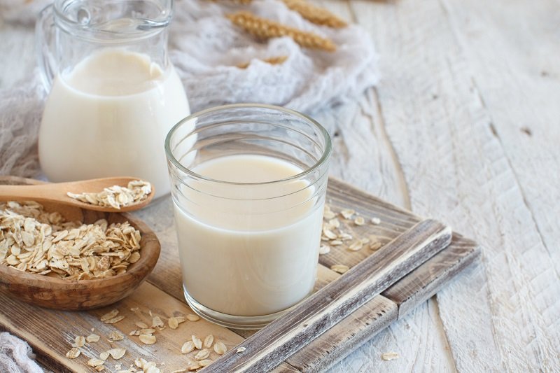 8 أنواع للحليب النباتي يمكنك استبدال الحليب البقري بها