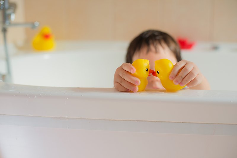 ٧أفكار لجعل الاستحمام وقتاً ممتعاً لأطفالك