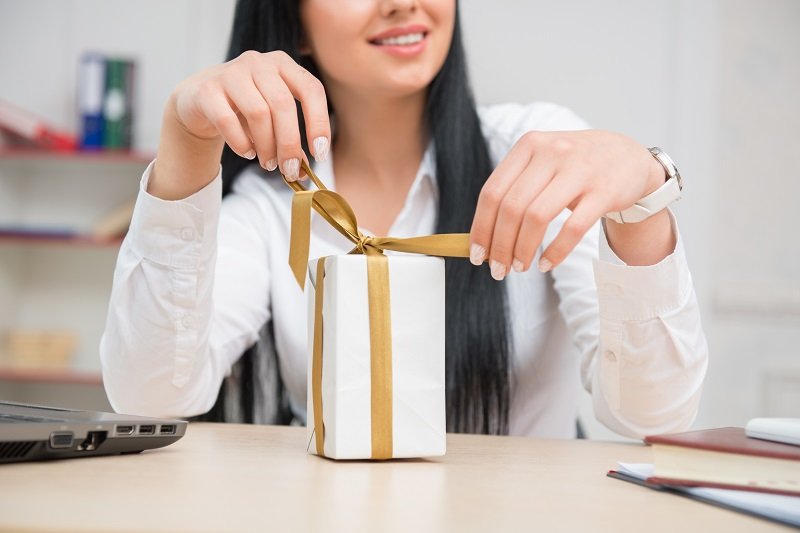6 أفكار هدايا مميزة للاحتفال بيوم المرأة في مكان العمل