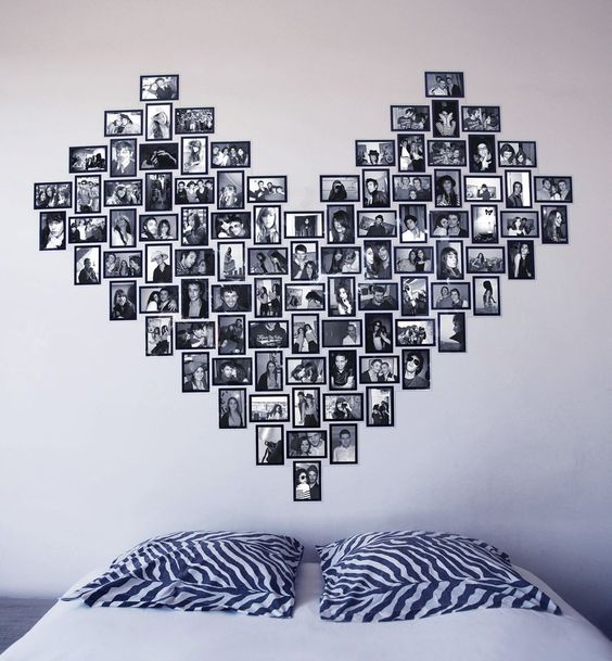 صور للعائلة معلقة على الحائط و مرتبة على شكل قلب 