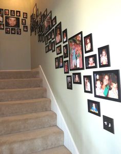 اطارات للصور معلقة على الدرج 