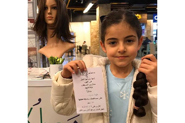 طفلة صغيرة تتبرع بشعرها لمرضى السرطان 