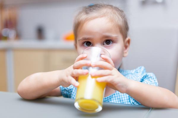 صورة طفل يشرب العصير