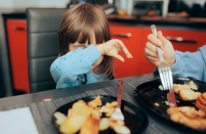 الأطفال الانتقائيون للطعام: العلامات والطرق للتعامل معهم