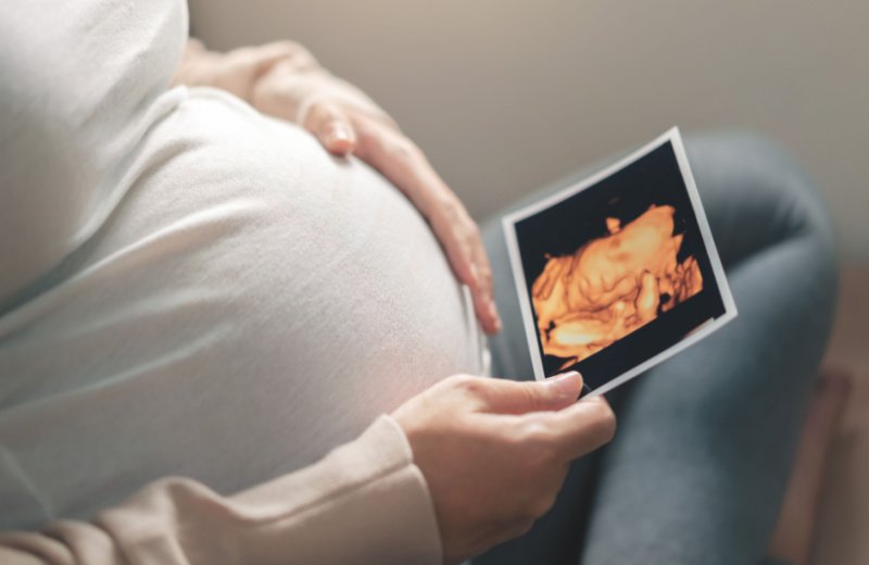 مراحل تطور نمو الجنين في الشهر الثامن من الحمل