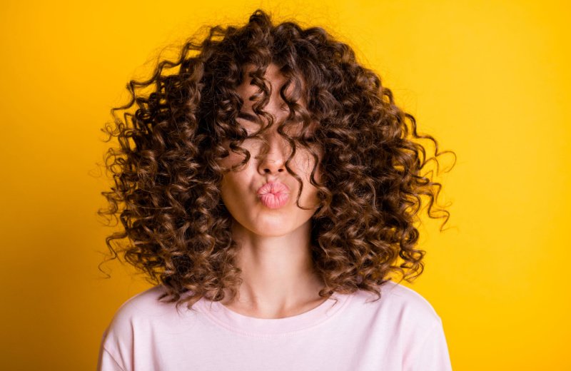 7 تسريحات مميزة وبسيطة للشعر الكيرلي والمجعد