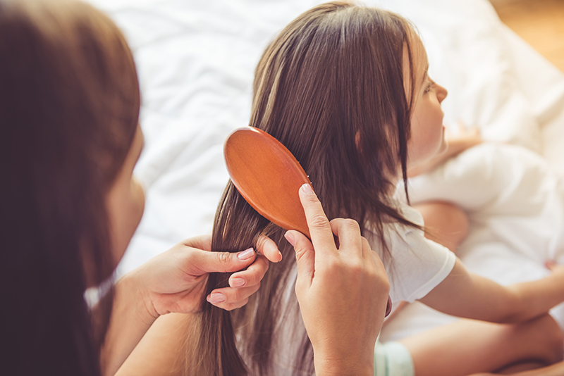 10 نصائح للتعامل مع الشعر الخفيف عند الأطفال وتقويته