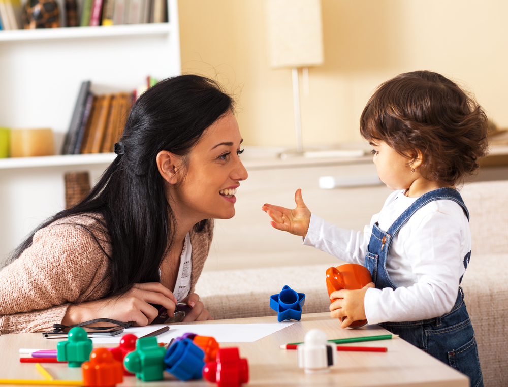 الطريقة التي عليك التحدث بها مع طفلك الأول لتطوير لغته