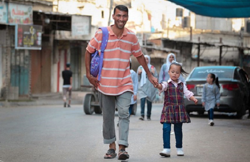 صورة تشعل مواقع التواصل الاجتماعي لأب وطفلته من غزة  