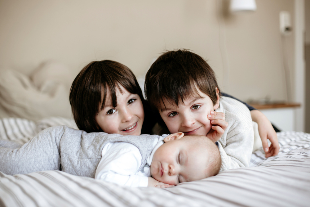 كيف تحافظين على روتين نوم أطفالك بعد المولود الجديد؟