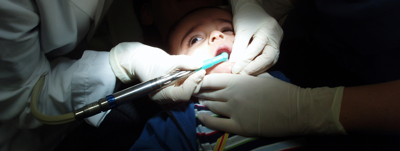 كيف يتعامل طبيب الأسنان مع قلق الأطفال عند علاجهم؟