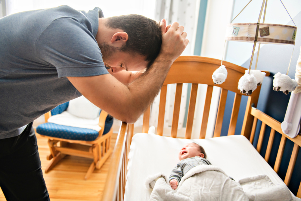 دراسة جديدة: الآباء أيضاً معرَّضون لاكتئاب ما بعد الولادة