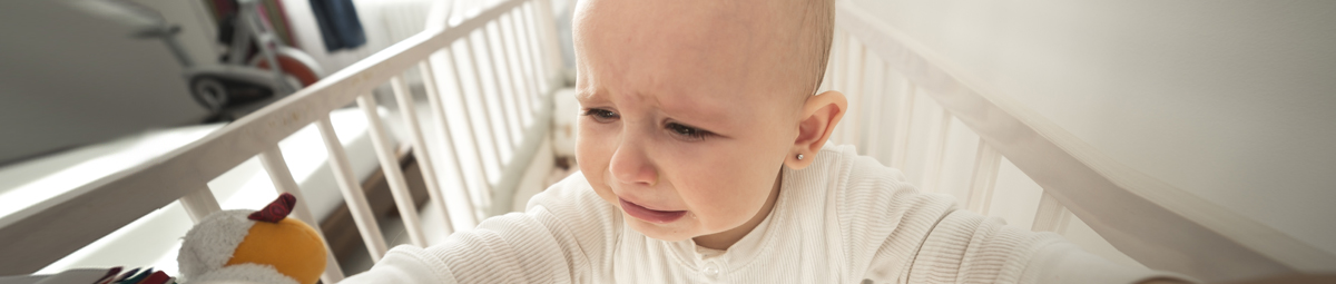 الأبحاث تقول أنه لا بأس من حمل طفلك في كل مرة يبكي بها