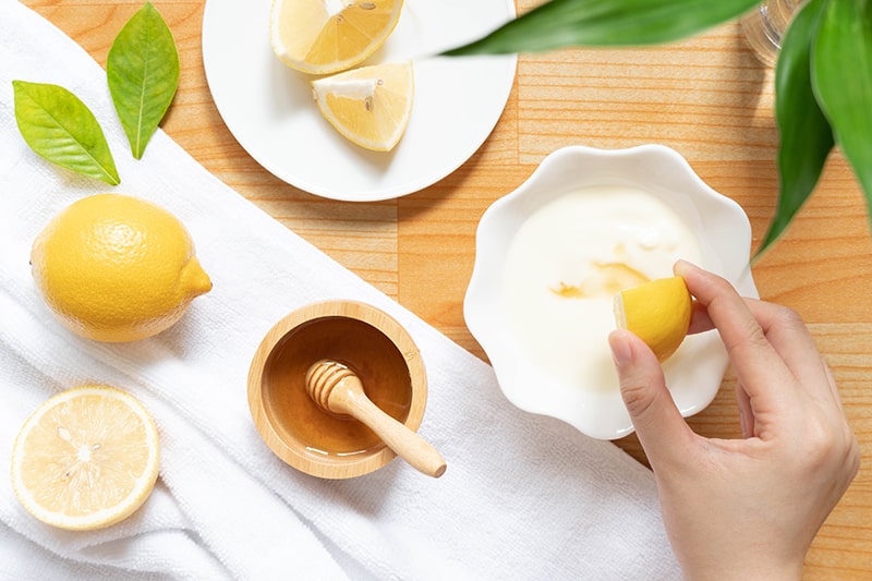 ٨ استخدامات مذهلة لليمون لجمالك