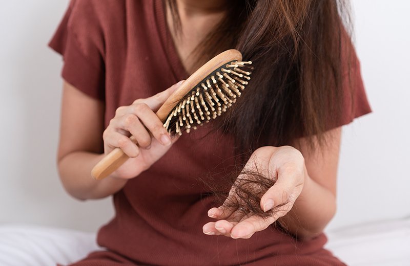 طرق علاج تساقط الشعر الطبية والطبيعية