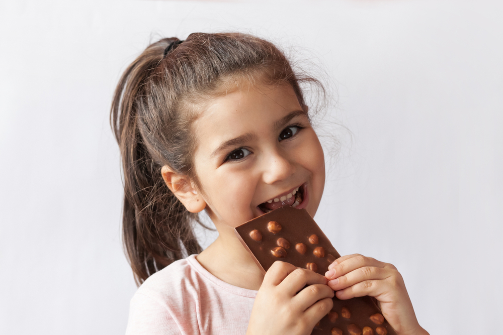 نصائح تقنع طفلك بالتخفيف من تناول الحلويات