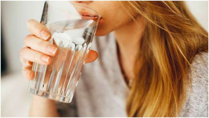 5 Ways drinking water helps your body