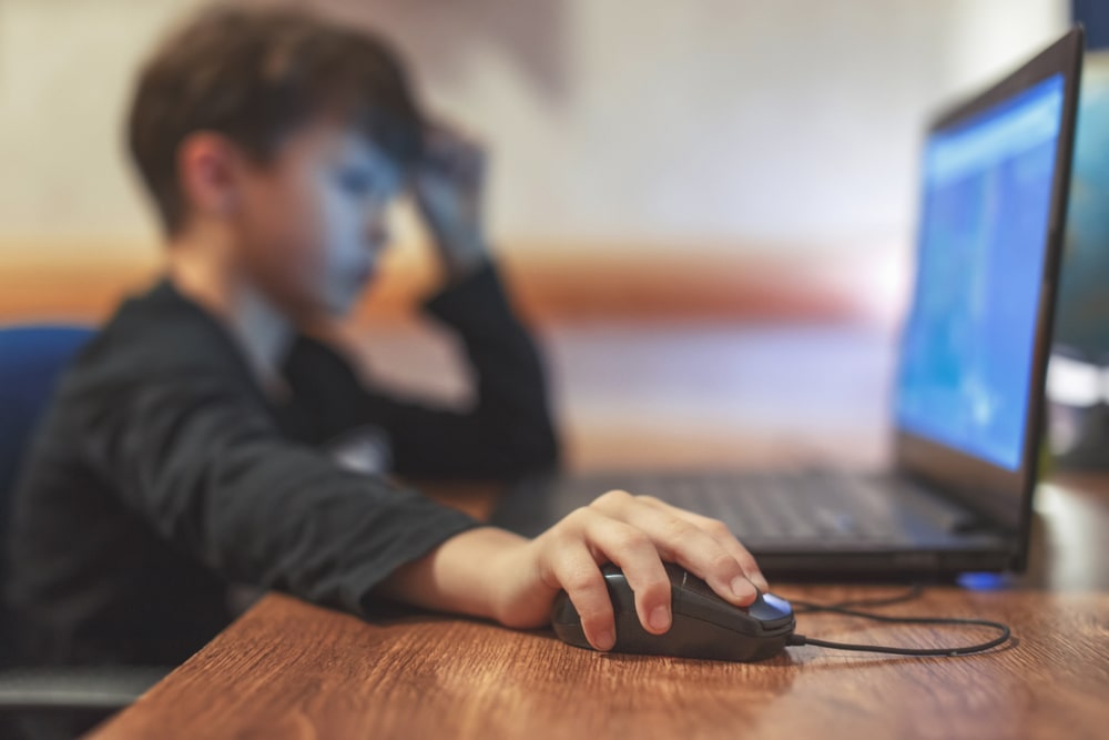 تأثير الاستخدام الخاطئ للإنترنت على الأطفال