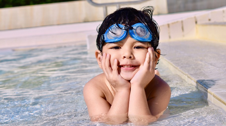 تعليم السباحة للأطفال: نصائح مناسبة حسب الفئة العمرية