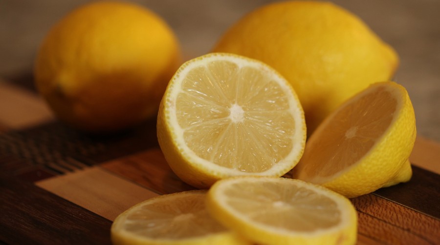 اكتشفي كيف يمكنك الاستفادة من قوة الليمون في تنظيف منزلك
