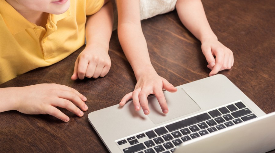 7 طرق للحفاظ على أمان طفلك عند استخدامه للإنترنت