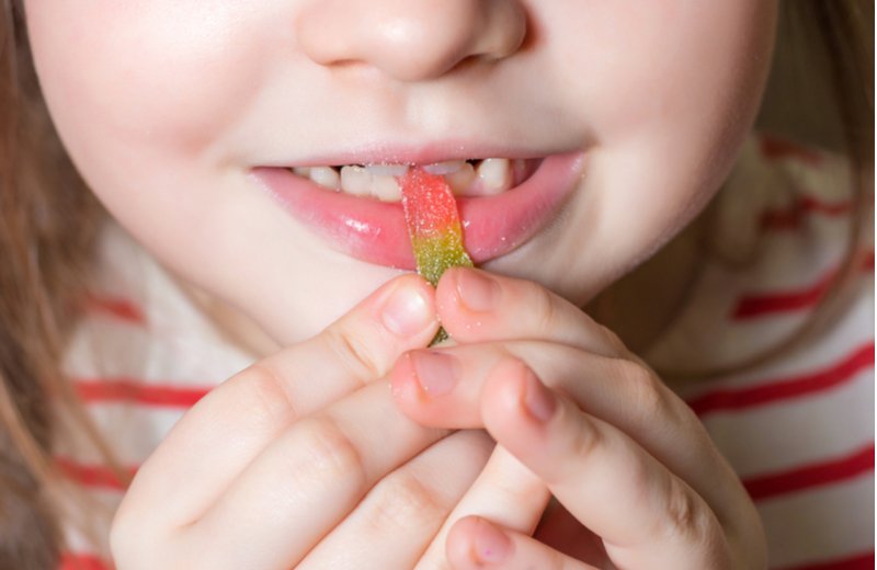 ما مدى خطورة الحلوى الحامضة على أطفالك؟