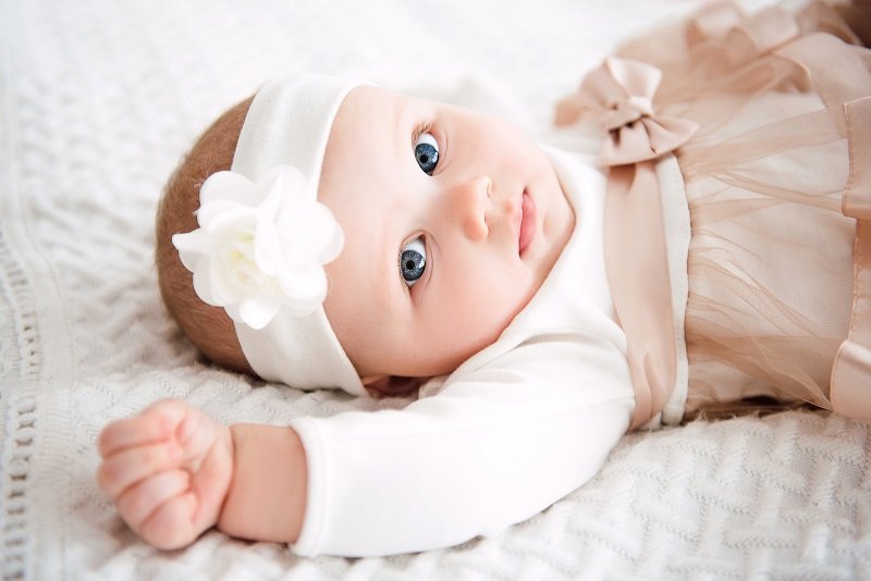 أجمل الإطلالات والملابس للأطفال الرضع للمناسبات الاجتماعية