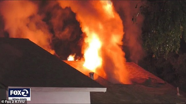 منزل يحترق 