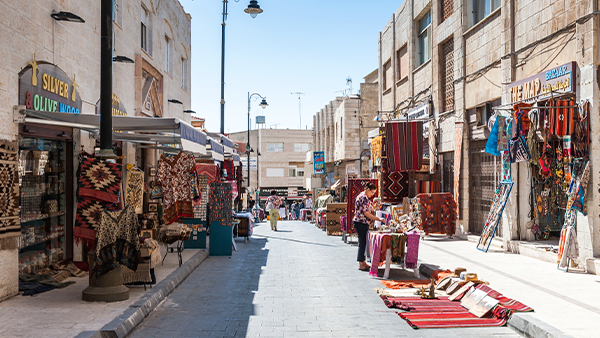 شارع سياحي يضم العديد من المحلات التي تقوم ببيع التذكارات للسياح في مدينة مادبا في الأردن 
