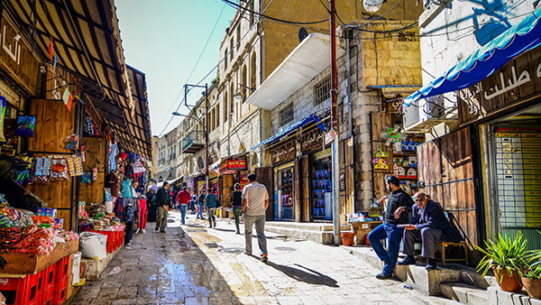 شارع الحمام السياحي الذي يضم العديد من المحال التجارية التي تبيع التذكارات في مدينة السلط الأردن