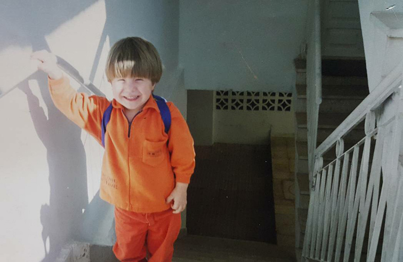 صورة لطفلة ترتدي ملابس برتقالية اللون