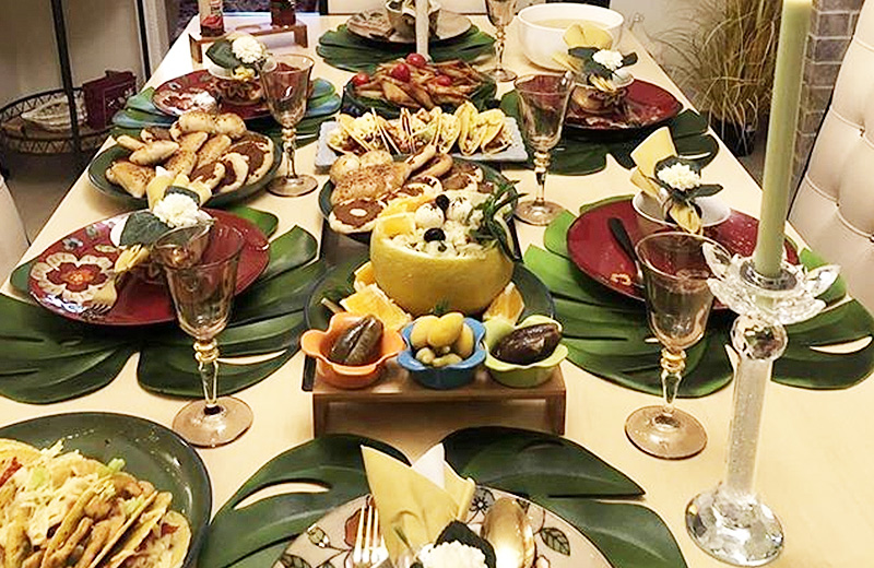 طاولة للعزايم  تحتوي على العديد من الأطباق والمقبلات 