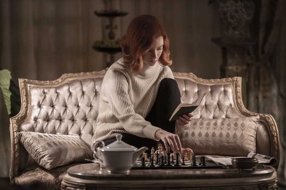 ممثلة مسلسل ملكة الشطرنج تقرأ كتاب