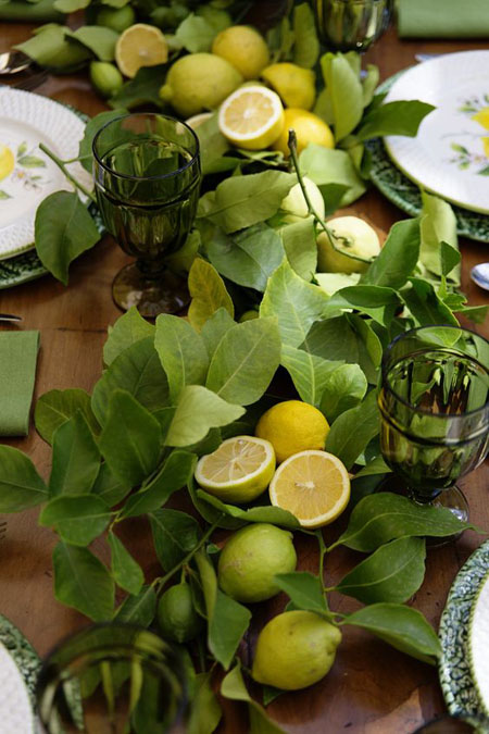 تزين الطاولة بورق الليمون وحبات الليمون الطازجة 