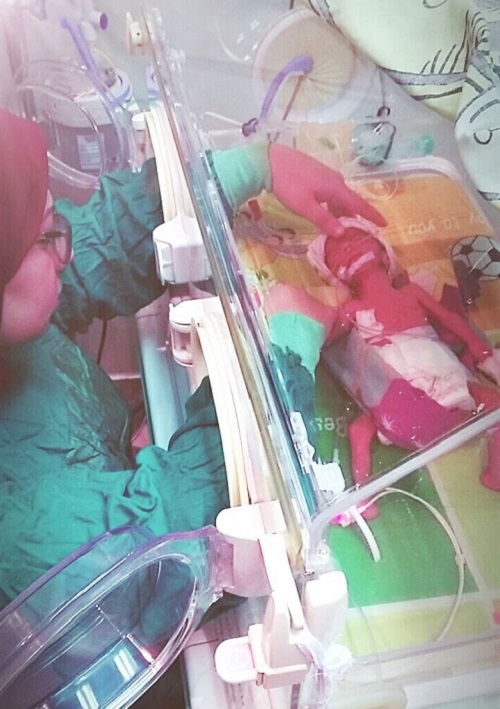 طفل حديث ولادة مع أمه في المستشفى