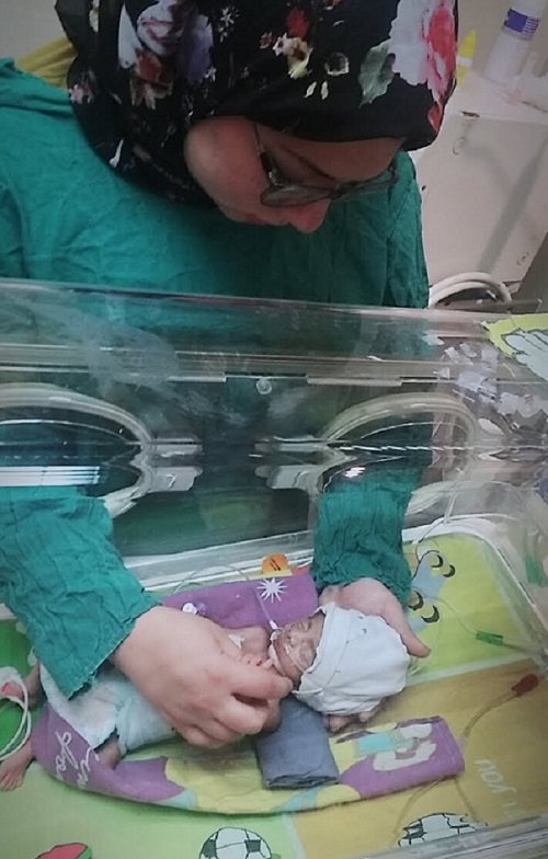 طفل حديث ولادة مع والدته في المستشفى