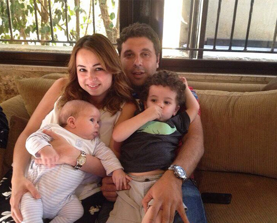 دينا عبد المجيد مع أطفالها و زوجها 