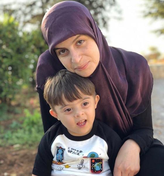 فاطمة كريم مع طفلها 