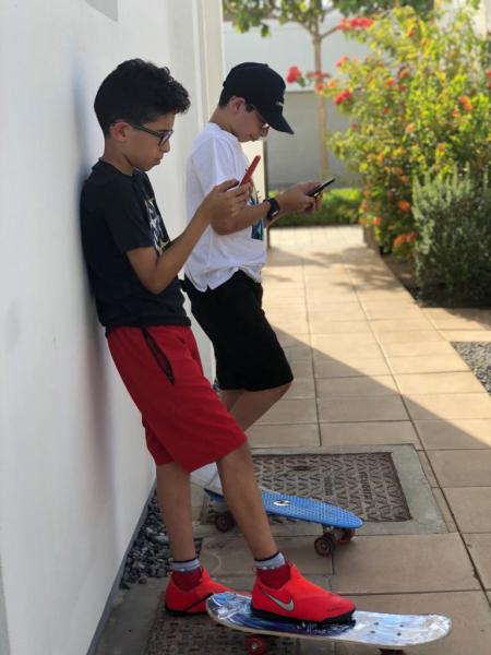أطفال يقوموا باستخدام هواتفهم 