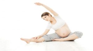امرأة حامل تمارس تمرين إطالة الجانب 