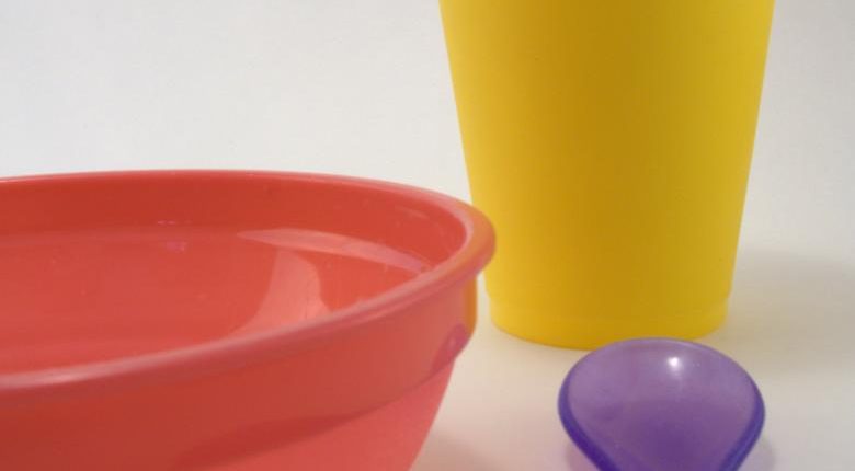 صحون ملونة بلاستيكية للطعام 