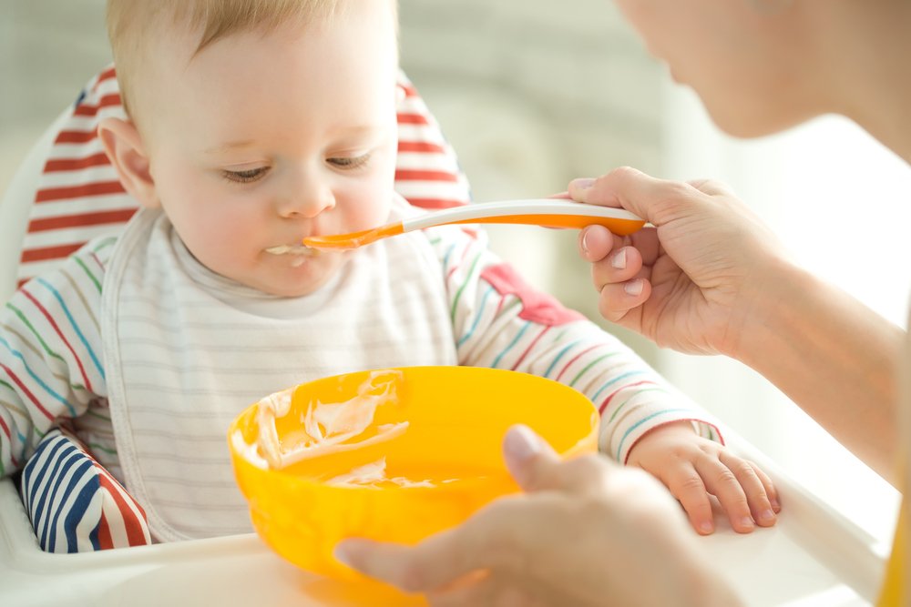 طفل يبدأ يتناول الطعام الصلب المهروس