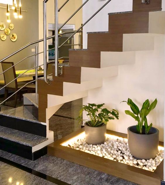 ديكور منزلي لنباتات داخلية موضوعة أسفل الدرج 