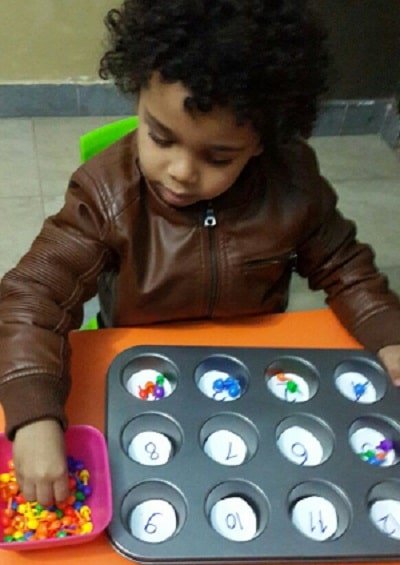 طفل يلعب ويتعلم الأرقام في الحضانة