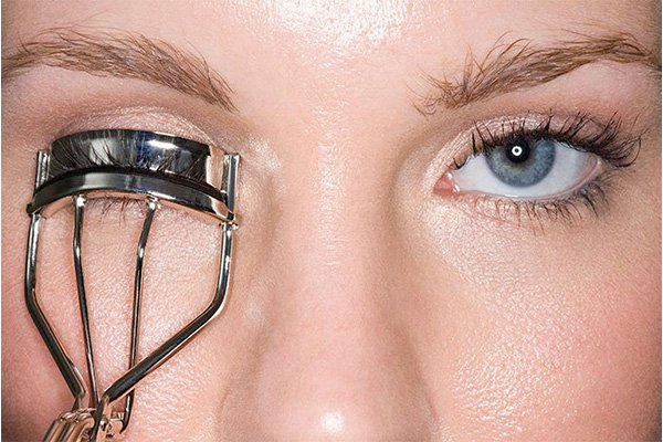 طرق ذكية ونصائح مهمة لإبراز مكياج العيون